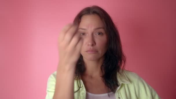 顔中,動揺心配ブルネットの女性は顔に手をスラップし、恥を表現します,トラブルのために非難,ピンクの背景に孤立無力感 — ストック動画