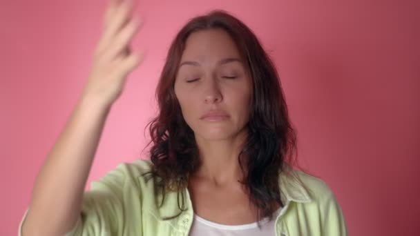 Facepalm, Verontrustend bezorgd brunette vrouw klap hand op hand en uiten van schaamte, de schuld voor problemen, het gevoel hulpeloos geïsoleerd op roze achtergrond — Stockvideo