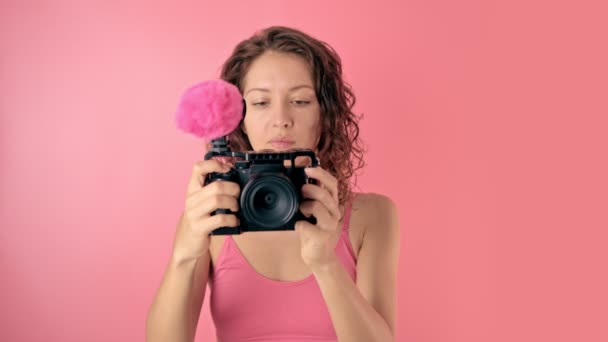 Portræt af en ung smuk kvinde ved hjælp af et videokamera – Stock-video