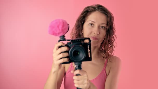 Portrait of a young beautiful woman using a video camera — Stock Video