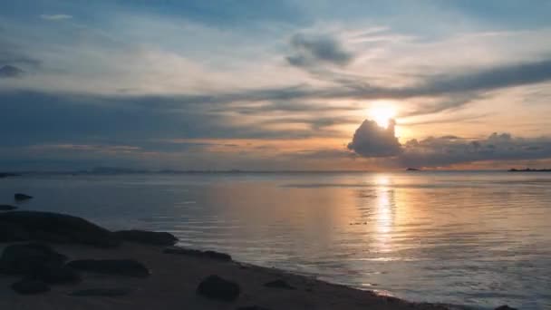 Tijdsverloop van bewolkte zonsondergang of zonsopgang landschap — Stockvideo