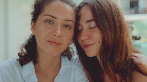 Porträtt av lesbiska par tittar in i kameran — Stockvideo