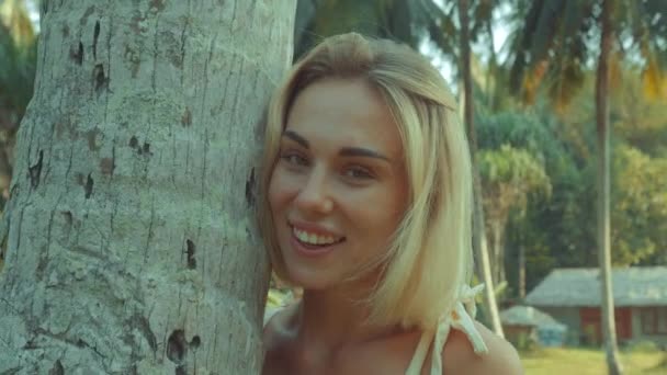 Joven rubia de pie contemplando la selva tropical, la luz del atardecer que viene de arriba. vídeo en cámara lenta — Vídeos de Stock