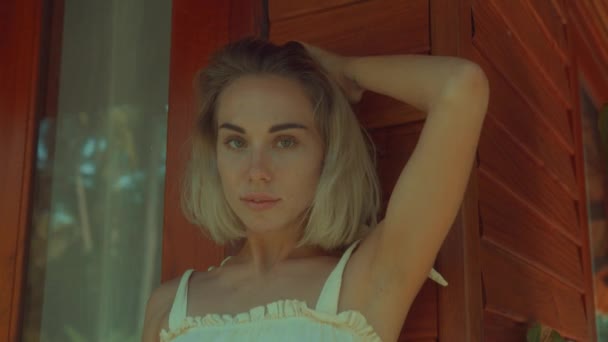 Schöne blonde Frau mit Bob-Frisur. wunderschöne Mädchen vor der Kamera — Stockvideo