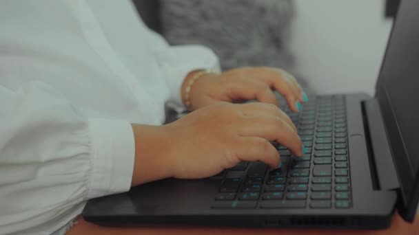 Asian plus size woman working online with laptop at home close-up shot — Stock Video