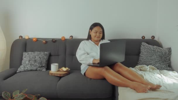 Asiatique plus taille femme travaillant en ligne avec ordinateur portable à la maison — Video