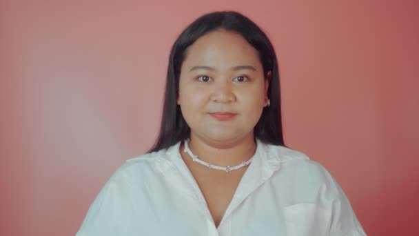 Porträtt av en asiatisk plus storlek kvinna med tummen upp — Stockvideo
