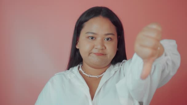 Porträtt av en asiatisk plus storlek kvinna med tummar ner — Stockvideo