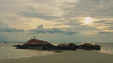 Karanlık gün batımı bulutları, görkemli gün batımı ya da gün doğumu deniz manzarası, bulutlu gökyüzü ve bulutlar uzaklaşıyor