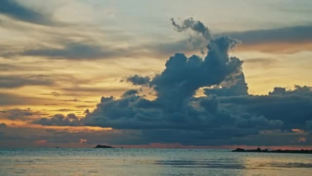 Tijdsverloop van donkere zonsondergang wolken, majestueuze zonsondergang of zonsopgang zeegezicht, wolkenlandschap hemel en wolken wegrijden — Stockvideo