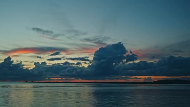 Tijdsverloop van donkere zonsondergang wolken, majestueuze zonsondergang of zonsopgang zeegezicht, wolkenlandschap hemel en wolken wegrijden — Stockvideo