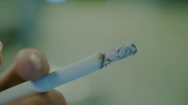 Bir kız gece geç saatte sigara içiyor.