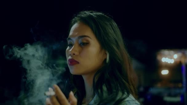 Dívka kouří pozdě v noci — Stock video