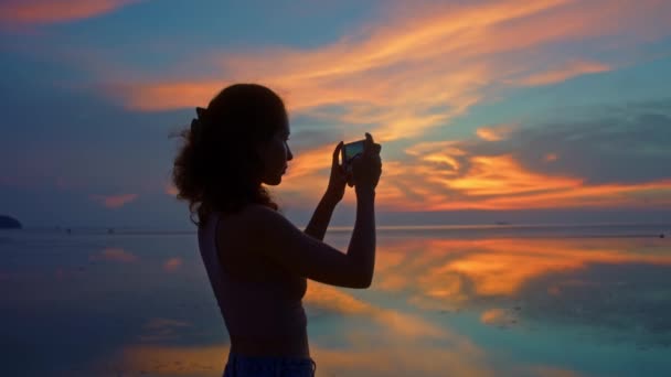 Tourist Woman Taking Photos with Mobile Phone Camera of Amazing Sunset at the coats — Stock Video