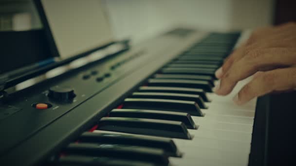 Ένας άντρας παίζει μουσική σε ένα όργανο πληκτρολογίου. Ο μουσικός είναι εμπνευσμένος από τη βεράντα του σπιτιού — Αρχείο Βίντεο