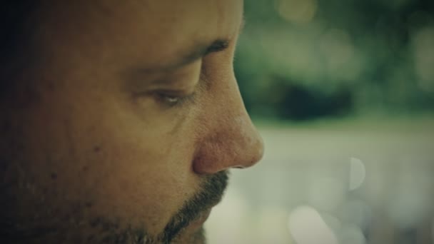 Un hombre toca música en un instrumento de teclado. El músico se inspira en la terraza de la casa — Vídeo de stock