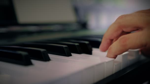 Bir adam klavye enstrümanında müzik çalar. Müzisyen evin terasından esinlenir. — Stok video