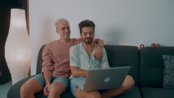 Hermosa pareja gay haciendo una videollamada en línea con amigos o familiares — Vídeo de stock