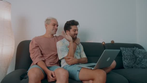 Hermosa pareja gay haciendo una videollamada en línea con amigos o familiares — Vídeos de Stock