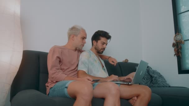 同性恋夫妇使用笔记本电脑和信用卡在网上购物 — 图库视频影像