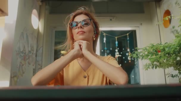 Portrait of a pretty young blonde woman in retro style — Stock Video