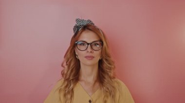 Eski tarz güzel sarışın bir kadının portresi.