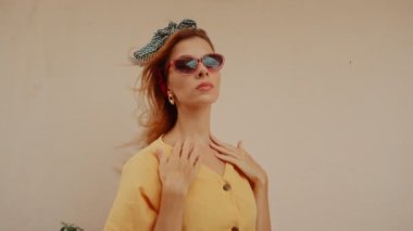 Retro tarzında güzel bir sarışın kadın.