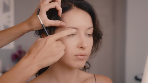 Mistryně v salonu krásy pracuje na prodloužení řas ke klientovi. Profese v oblasti kosmetických služeb — Stock video