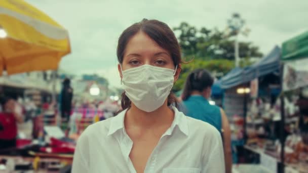 Portrét mladé turistické ženy v ochranné masce na ulici davu lidí. koncepce zdraví a bezpečnosti. — Stock video