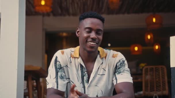 Афроамериканец улыбается стоя в кофейне — стоковое видео