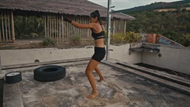 Donna combattente allena i pugni, giornata di allenamento nell'hotel abbandonato, corpo in forma — Video Stock