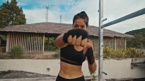 Mujer luchadora entrena sus golpes, día de entrenamiento en el hotel abandonado, cuerpo en forma de fuerza — Vídeos de Stock