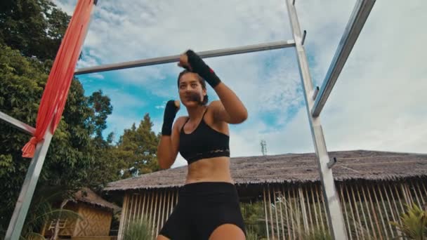 Kvinna fighter tränar sina slag, träningsdag på det övergivna hotellet, styrka passform kropp — Stockvideo