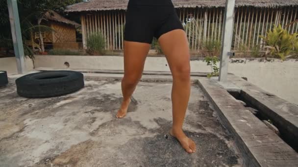 Kvinna fighter tränar sina slag, träningsdag på det övergivna hotellet, styrka passform kropp — Stockvideo
