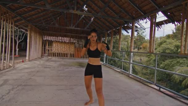 Mulher lutadora treina seus socos, dia de treinamento no hotel abandonado, corpo ajuste força — Vídeo de Stock