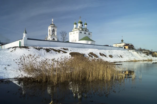 Стена речного монастыря в России — стоковое фото