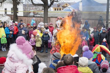 Mstera, Rusya Federasyonu-Mart 13,2016: İnsanlar bakmak ne cehenneme effigy h