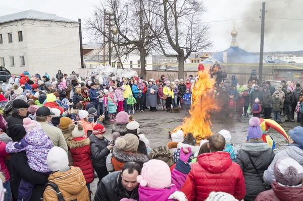 Mstera, russland-marsch 13.2016: die menschen schauen, was in h lodert — Stockfoto