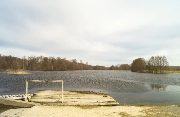 Paisaje de primavera con río —  Fotos de Stock