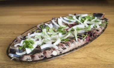 Soğan ile tuzlu balık yemek