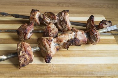 Kavrulmuş et şiş üzerinde parçası