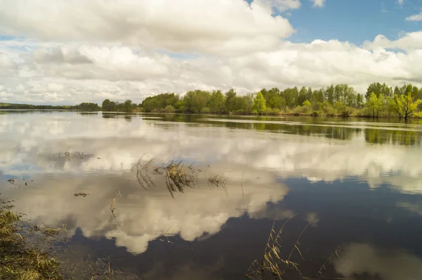 Paisaje de primavera con río —  Fotos de Stock