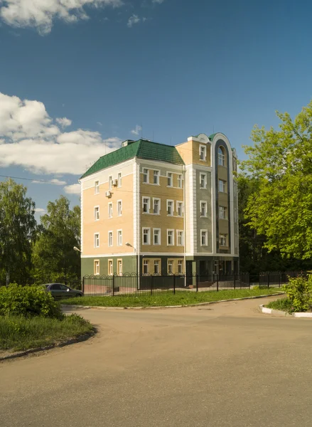 Edificio administrativo en la ciudad Vyazniki, Rusia —  Fotos de Stock