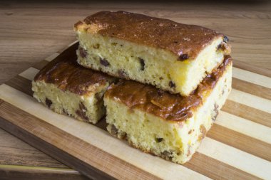 Tatlı meyveli kek üzümlü