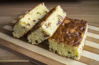 Tatlı meyveli kek üzümlü