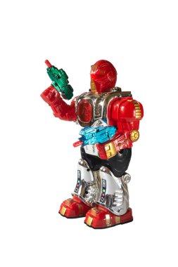 Oyuncak robot beyaz arka planda izole edildi. Elinde silah olan plastik bir oyuncak.