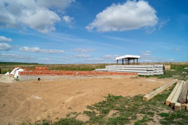 Temelin inşaatı, arka plandaki mavi gökyüzüne inşa edilecek. Güneş Gününde yıl manzarası