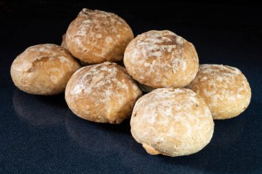 Ev yapımı fırın masayı maviye boyayarak yansıtıyor. Siyah arkaplanda beslenmenin tatlı ürünleri