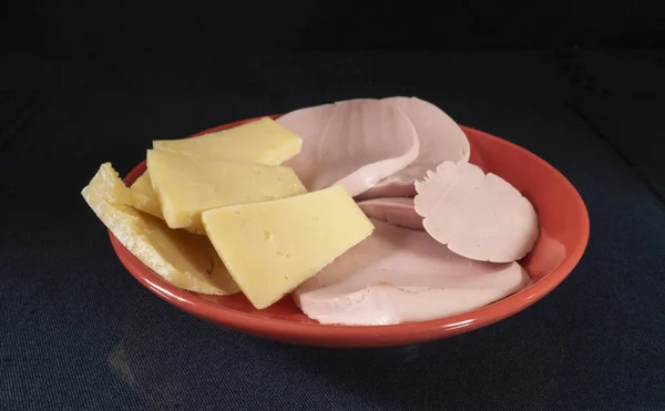 Die Gekochte Wurst Und Der Käse Rotem Teller Auf Dem Stockbild