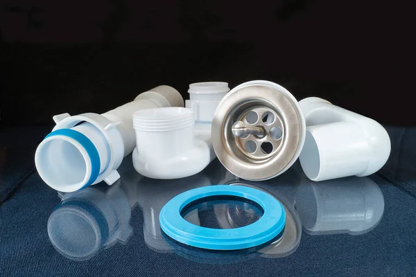 Siyah arka planda batmak için plastik hortum. Lavabonun tamiri için yedek detaylar.